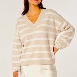 Hollister Beige and White Knit Oversized Sweater